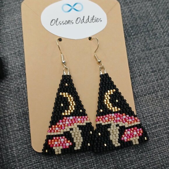 Handmade indigenous beadwork - mushroom earrings - Picture 1 of 1